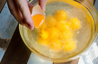 Bitkisel yağ içinde çiğ yumurta sarısı