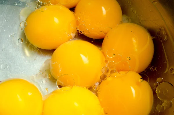 Сырое яйцо желток в растительном масле. готовый к приготовлению — стоковое фото