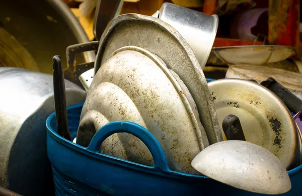 Conjunto de ferramentas de cozinha antigas. Vista ao ar livre — Fotografia de Stock