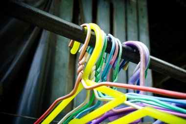 Güneş ışığı altında eski Giyim Askıları