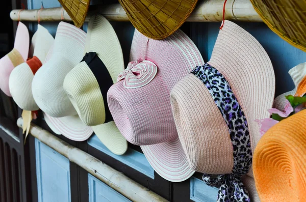 Vintage chapéus mostrar na parede de madeira — Fotografia de Stock
