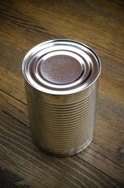 木製の背景にアルミ缶 — ストック写真