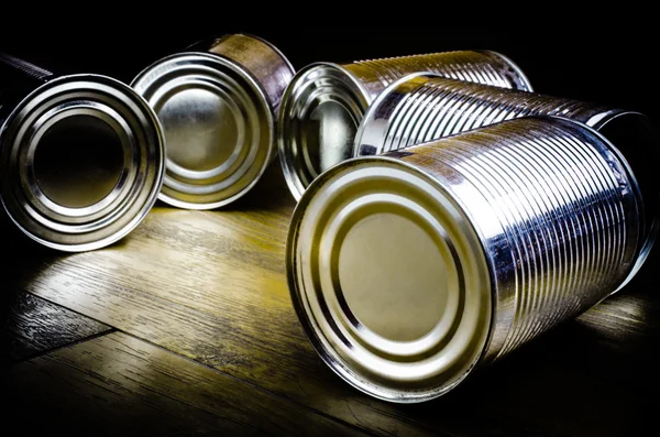 Latas de aluminio sobre fondo de madera —  Fotos de Stock