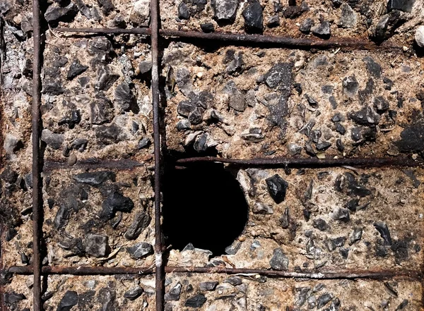 Agujero negro en piso agrietado — Foto de Stock