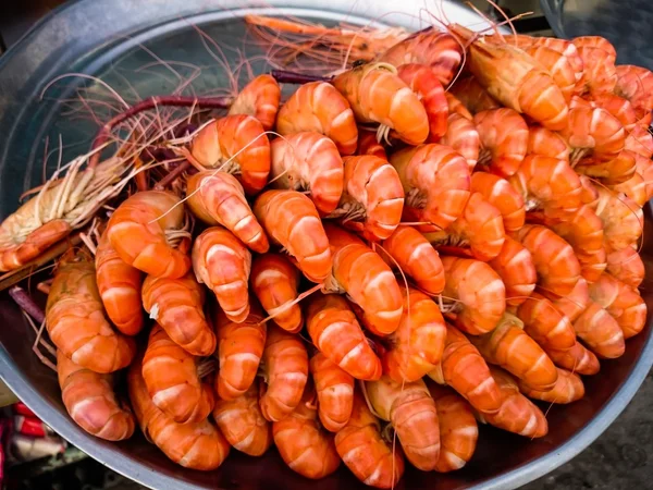 Steamed shrimp in a fish market — Stock Photo, Image