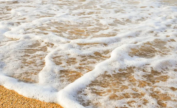 Imagem de perto da onda do mar na praia de areia — Fotografia de Stock