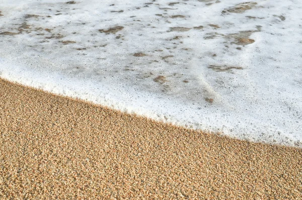 Nahaufnahme der Welle des Meeres am Sandstrand — Stockfoto