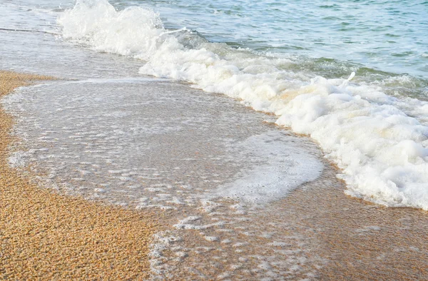 Imagem de perto da onda do mar na praia de areia — Fotografia de Stock