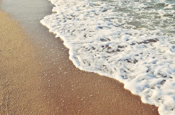 Imagem de perto da onda do mar na praia de areia — Fotografia de Stock