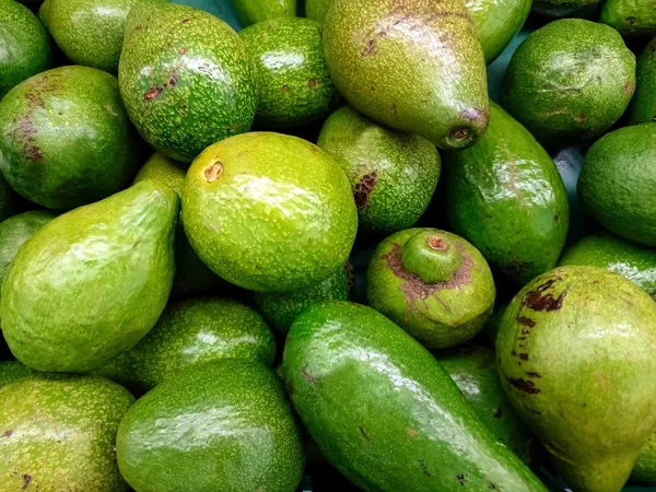 Gruppe frischer Avocados im Supermarkt — Stockfoto