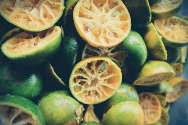 Yeşil portakal dilimlenmiş. Ruh etkisi işlem resimleri