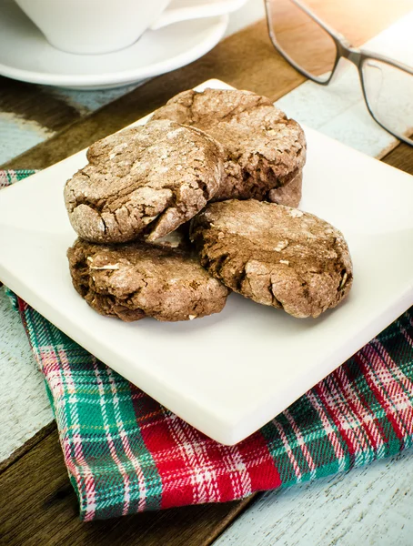 Σοκολάτα με αμύγδαλο φέτες τα cookies σε ζάχαρη άχνη — Φωτογραφία Αρχείου