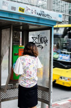 Kirli telefon çizme. Şehirde sokakta hiç