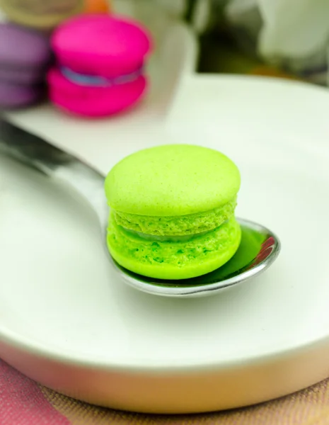 Mini macarons verdes na colher de prata — Fotografia de Stock