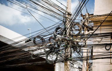 Kablo ve teller her sokakta kaos