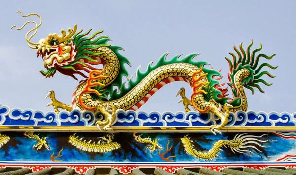Estátua de dragão no telhado templo chinês — Fotografia de Stock