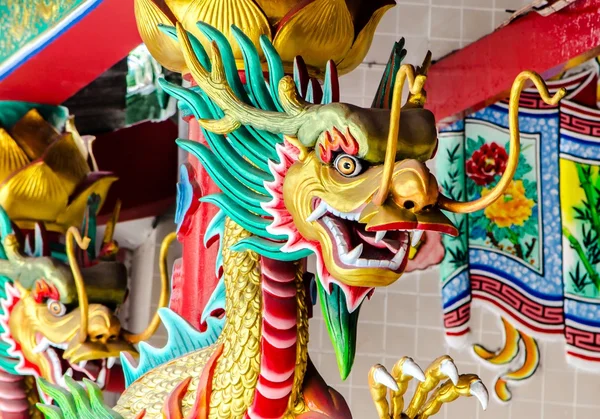 Chinesischer Drache Kopf auf Säule — Stockfoto