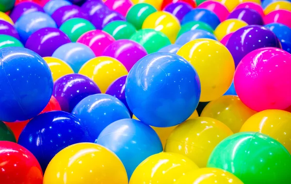 Boules en plastique coloré pour fond — Photo