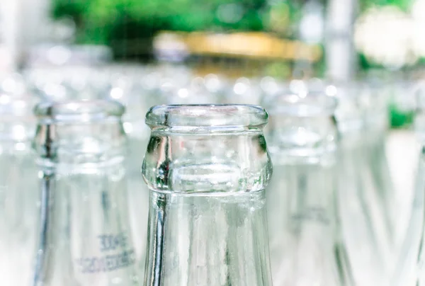 Detalle de cerca de botellas de vidrio usadas — Foto de Stock