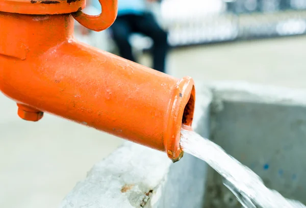 Bomba de agua naranja vieja —  Fotos de Stock