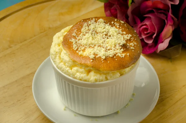 Peynirli sufle masaya