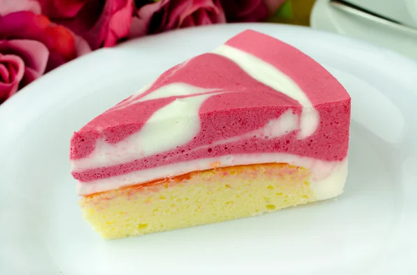 Jogurt Malina tvarohový dort na bílé desce — Stock fotografie