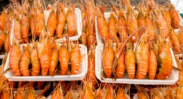 Gegrilde garnalen verkoop op straat markt — Stockfoto