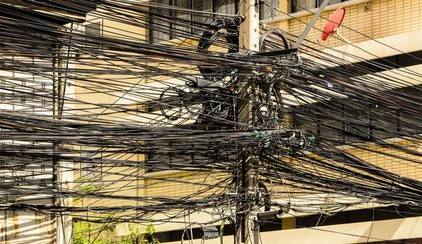 Elektromos vezetékek háttér kusza — Stock Fotó