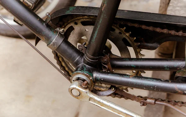 Nahaufnahme eines alten Fahrradpedals mit Kette — Stockfoto