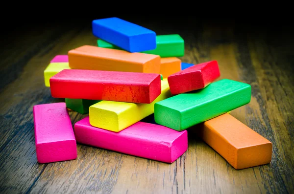 Красочные деревянные блоки игры для детей — стоковое фото