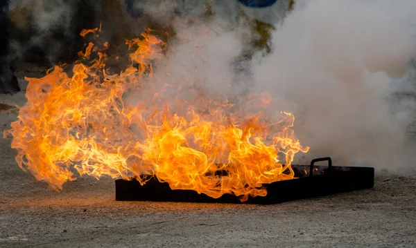 Extintor de incêndio em um incêndio de treinamento — Fotografia de Stock