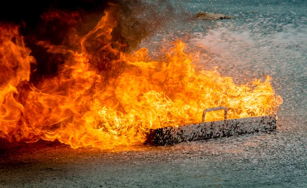 Extintor de incêndio em um incêndio de treinamento — Fotografia de Stock