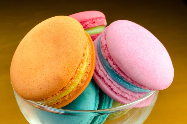 Close up of colorful macaroons on glass tray — Stock Photo, Image