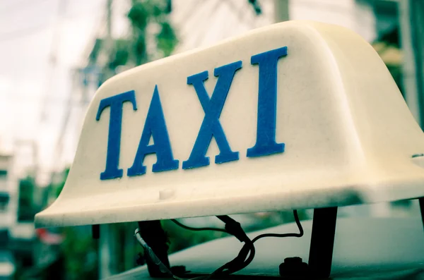 Taxi znakem na střechu horní auto. — Stock fotografie