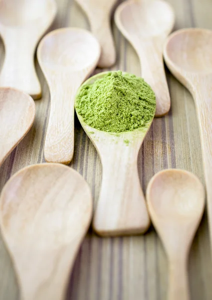 Té verde en polvo sobre cuchara de madera — Foto de Stock