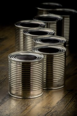 Teneke kutular ahşap arka plan yemek