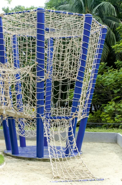 As cordas penduradas em uma atração de parque infantil — Fotografia de Stock