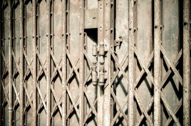 Eski paslı asma kilit eski sürgülü kapı