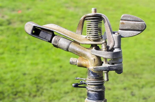 Oude sprinkler water in de tuin — Stockfoto