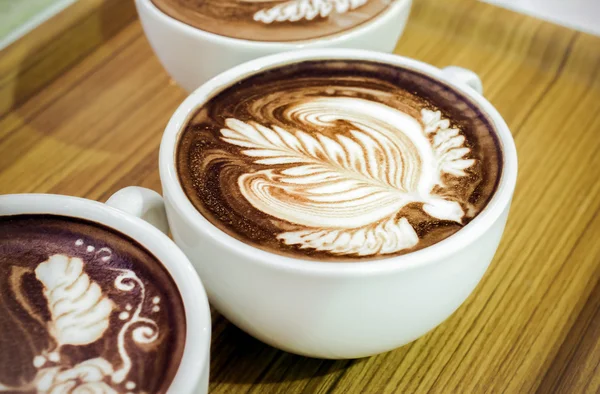 Xícara de café de arte quente latte na luz da manhã — Fotografia de Stock