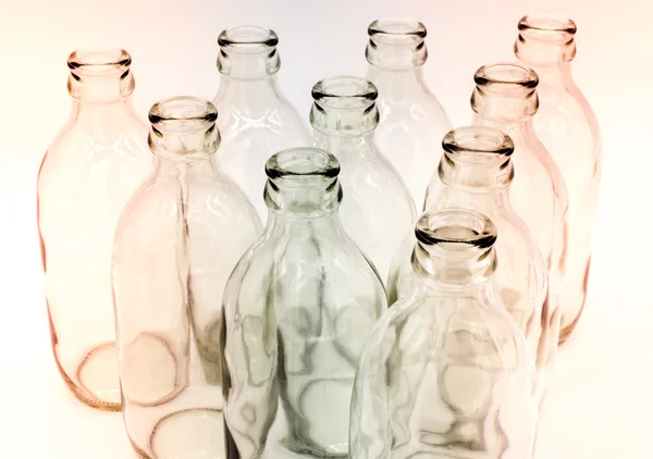 Detail van glazen flessen op witte achtergrond — Stockfoto