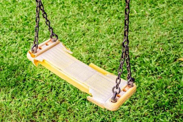 Musty hanging swing seats on park — Stock Photo, Image