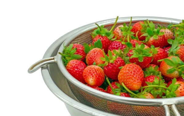 Frische Erdbeere in Stahlsieb auf weißem Hintergrund — Stockfoto
