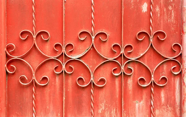 Porta de ferrugem vermelha antiga — Fotografia de Stock