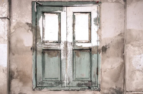 Old green wooden window at ancient building — Stock Photo, Image