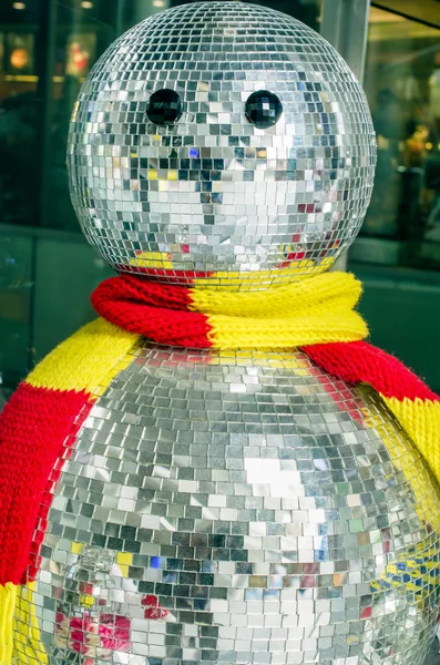 Boneco de neve feliz feito de bolas de discoteca — Fotografia de Stock