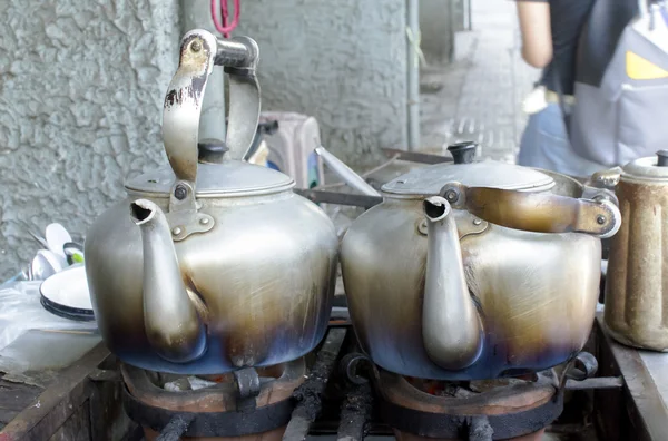 Старые классические чайники для кипятка на плите — стоковое фото