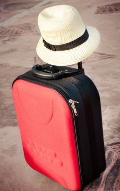 Kırmızı çanta ve hasır şapka seyahat