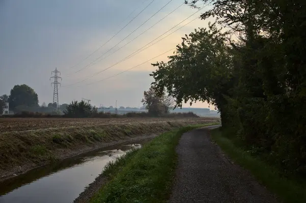 Ścieżka Wsi Mgłą Jesienią Granicząca Strumieniem Wody — Zdjęcie stockowe