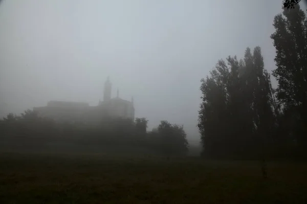 Silueta Una Iglesia Niebla Campo Italiano Otoño —  Fotos de Stock